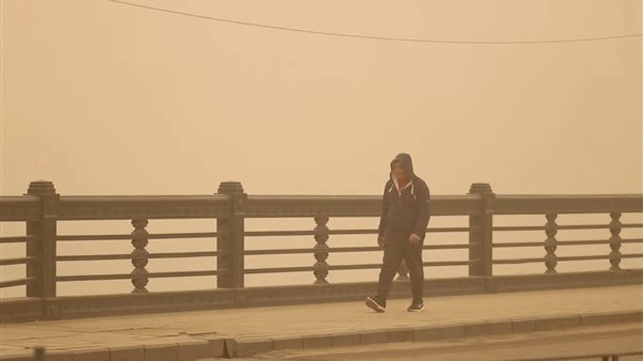 أتربة كثيفة تضرب معظم الأنحاء بالتزامن مع ارتفاع قياسي في درجات الحرارة